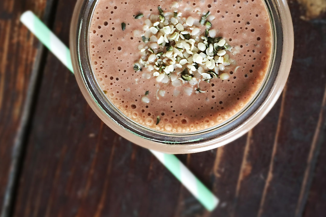 smoothie avena, canapa e cioccolato