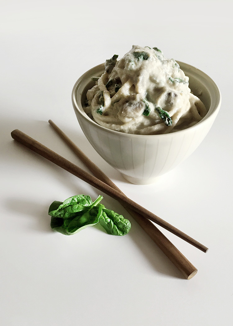 Udon con crema di anacardi, funghi e spinaci