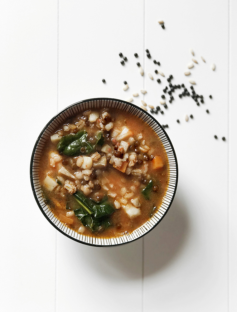 Zuppa d'orzo e lenticchie nere beluga