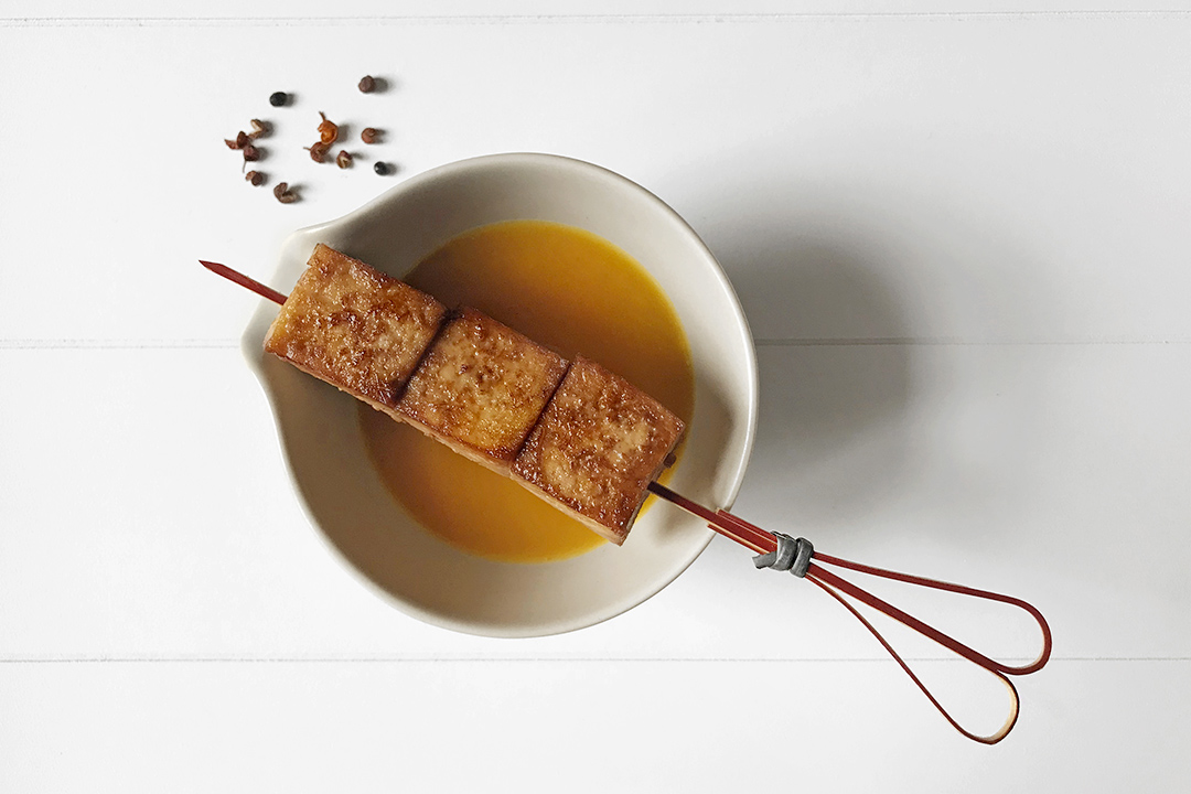 Spiedini di tofu saporiti con crema di zucca